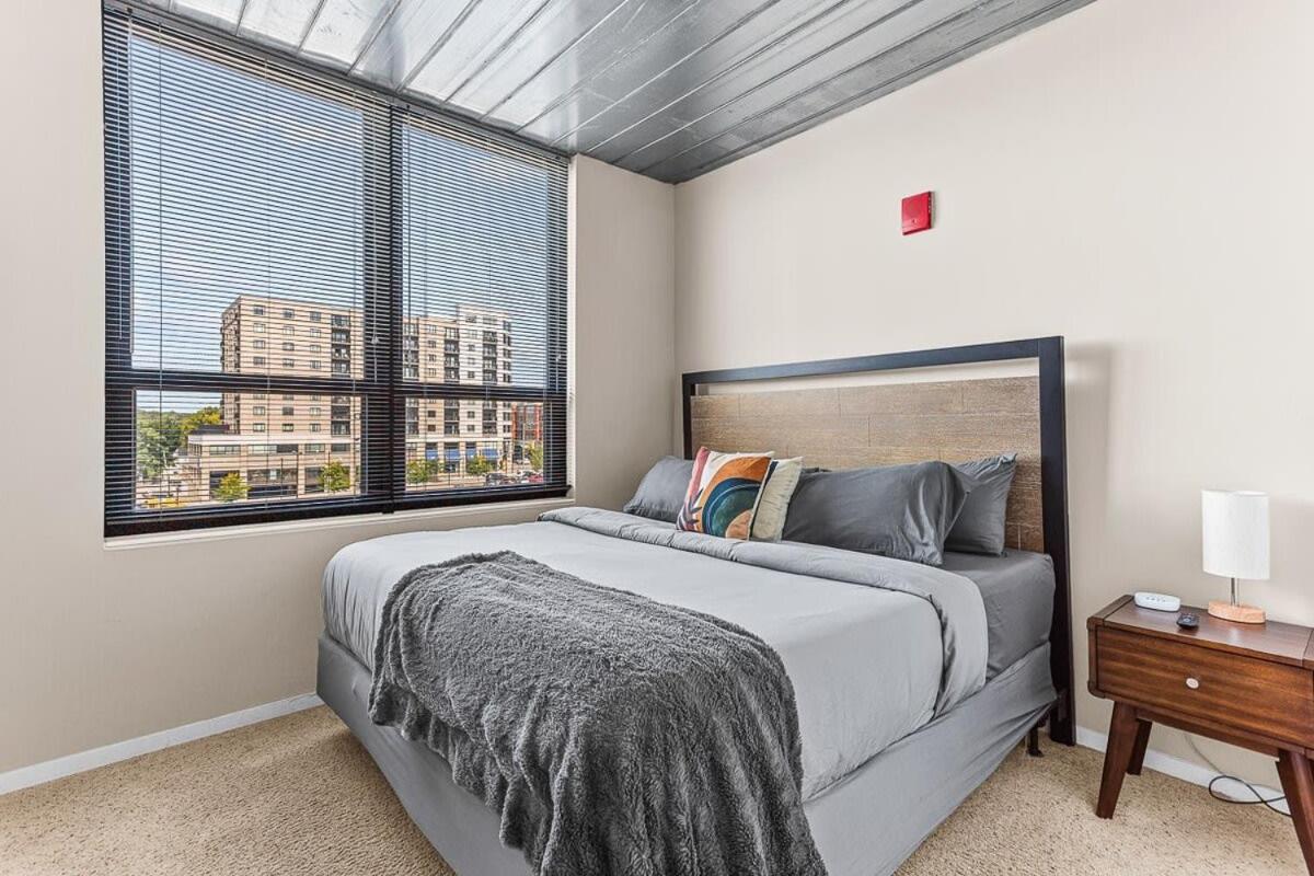 Downtown Ann Arbor 2 King Bed Balcony Apartment Bagian luar foto