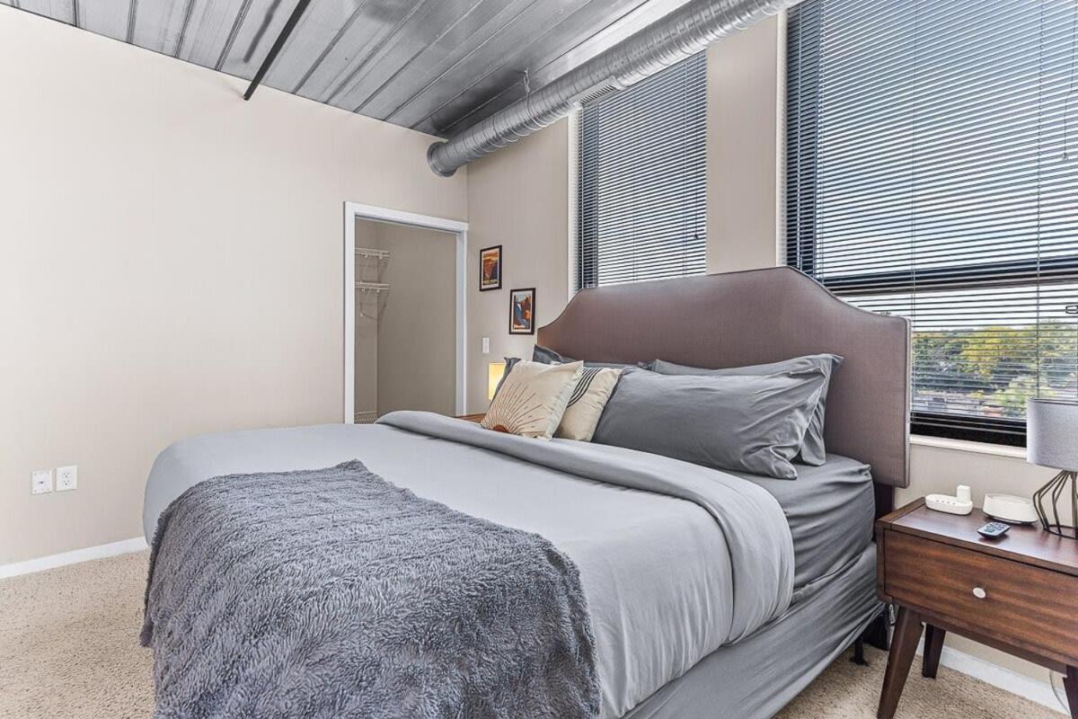 Downtown Ann Arbor 2 King Bed Balcony Apartment Bagian luar foto